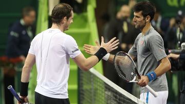 Andy Murray y Novak Djokovic se saludan tras la final del Qatar Open de Doha de 2017.