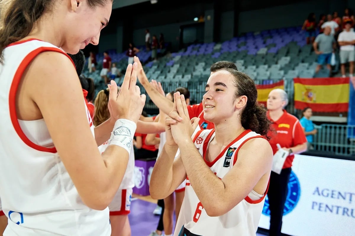 Carla Cherry, con Ohna Palestte después de derrotar a Letonia en Europasket u -16.
