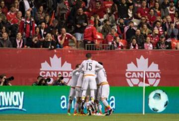 México celebra su primer anotación ante Canadá.