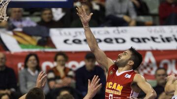 Facundo Campazzo anota una canasta ante la defensa del RETABet