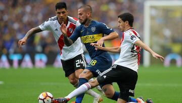 Soccer Football - Copa Libertadores Final - First Leg - Boca Juniors v River Plate - Alberto J. Armando Stadium, Buenos Aires, Argentina - November 11, 2018 Boca Juniors' Dario Benedetto in action with River Plate's Ignacio Fernandez and Enzo P