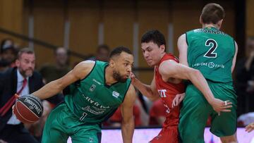 GRAF6454. BARCELONA, 13/05/2018.- Los jugadores del Divina Seguros Joventut, el ala estadounidense Demetrius Conger (i) y el pívot sueco Simon Birgander (d), contra el escolta mexicano del Montakit Fuenlabrada, Francisco Cruz (c), durante el partid