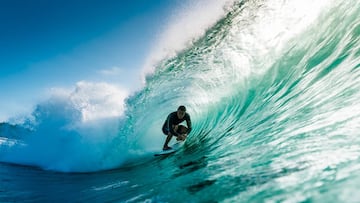 El surfista vascofranc&eacute;s Andy Criere, entubado dentro de una ola en Sumatra (Indonesia).