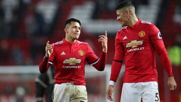 Alexis S&aacute;nchez y Marcos Rojo, durante un partido del Manchester United.