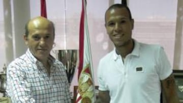 <b>FIRMA. </b>Luis Fabiano y Del Nido, felices después del acuerdo.