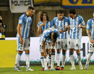 El canterano malaguista debut¨® como carrilero ante Las Palmas y se marc¨® un golazo. Un control perfecto le permiti¨® superar luego a dos rivales y conseguir un golazo digno del jugador m¨¢s veterano de la categor¨ªa.