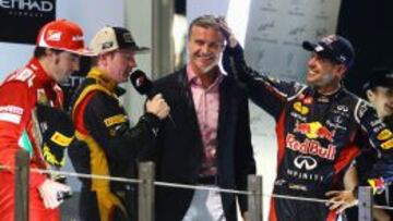 Coulthard, en una ceremonia de podio junto a Alonso, Raikkonen y Vettel. 