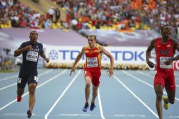 El atleta español, Bruno Hortelano (c) durante la semifinal de 200 metros masculina en la que ha terminado con un quinto puesto en su serie y una marca de 20.55 hoy durante los Mundiales de Atletismo de Moscú 2013