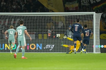 1-0. Error de Clement Lenglet que pierde el balón en su propia área ante la presión de Ousmane Dembélé. El extremo frances asiste a  Warren Zaïre-Emery que controla y ante la salida de Jan Oblak, pica el balón para superar al portero del Atlético de Madrid.