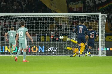 1-0. Error de Clement Lenglet que pierde el balón en su propia área ante la presión de Ousmane Dembélé. El extremo frances asiste a  Warren Zaïre-Emery que controla y ante la salida de Jan Oblak, pica el balón para superar al portero del Atlético de Madrid.