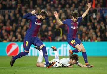 "Innocent" shout Barcelona’s Sergi Roberto and Gerard Pique as Chelsea's Marcos Alonso goes down.