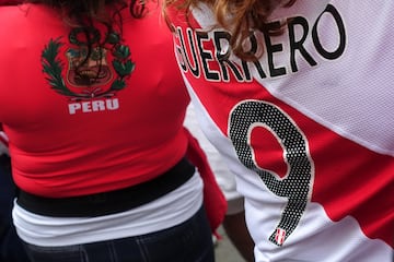 MOSCOW, RUSSIA - JUNE13 : Fans of Peru congregate on Nikolskaya Street a pedestrian street in Kitay-Gorod in Moscow  on June 13, 2018 in Moscow, Russia. (Photo by Robbie Jay Barratt - AMA/Getty Images)