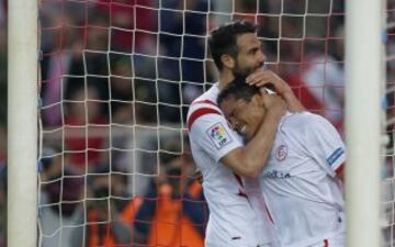 El delantero colombiano del Sevilla Carlos Bacca, celebra con su compañero, Vicente Iborra, el gol marcado ante el Elche, el segundo del equipo.