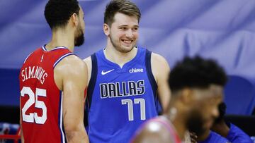 PHILADELPHIA, PENNSYLVANIA - FEBRUARY 25: Luka Doncic #77 of the Dallas Mavericks jokes with Ben Simmons #25 of the Philadelphia 76ers during the third quarter at Wells Fargo Center on February 25, 2021 in Philadelphia, Pennsylvania. NOTE TO USER: User expressly acknowledges and agrees that, by downloading and or using this photograph, User is consenting to the terms and conditions of the Getty Images License Agreement.   Tim Nwachukwu/Getty Images/AFP
 == FOR NEWSPAPERS, INTERNET, TELCOS &amp; TELEVISION USE ONLY ==