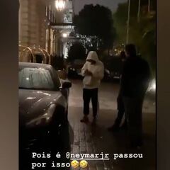 Neymar se queda 'tirado' con su Ferrari en la fría noche de París