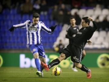 El delantero del Eibar Saúl Berjón y centrocampista del Deportivo Isaac Cuenca.