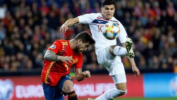GRAF9007. VALENCIA, 23/03/2019.- El defensa de la selección española, Iñigo Martínez (i), pelea un balón con el delantero noruego, Tarik Elyounoussi (d), durante el encuentro de clasificación para la Eurocopa 2020