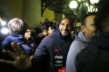 Los jugadores de la Roja recibieron el apoyo de los hinchas en la previa del amistoso ante Suecia.