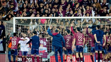 PONTEVEDRA (GALICIA), 04/12/2024.- Los jugadores del Pontevedra celebran su pase a la siguiente fase de la Copa del Rey tras eliminar al Villarreal en el encuentro que han disputado este miércoles en el Estadio Municipal de Pasarón, en Pontevedra. EFE/ Lavandeira Jr