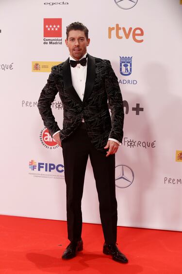 El actor Adrián Lastra posando durante la alfombra roja.