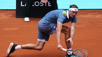 Tennis - Madrid Open - Park Manzanares, Madrid, Spain - April 30, 2024 Germany's Alexander Zverev in action during his round of 16 match against Argentina's Francisco Cerundolo REUTERS/Violeta Santos Moura