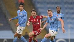 Soccer Football - Premier League - Manchester City v Liverpool - Etihad Stadium, Manchester, Britain - November 8, 2020 Manchester City&#039;s Kevin De Bruyne and Joao Cancelo in action with Liverpool&#039;s Diogo Jota Pool via REUTERS/Shaun Botterill EDI
