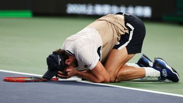 Valentin Vacherot celebra su victoria contra Holger Rune en Shanghái.