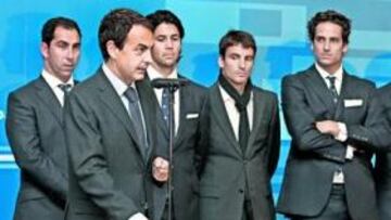 <b>LA CUARTA. </b>Rodríguez Zapatero señala la Ensaladera de la Copa Davis conquistada por el equipo español de tenis, cuyos componentes le observan detrás.