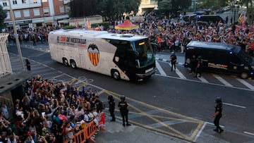 Llegada del autobús del Valencia a Mestalla.