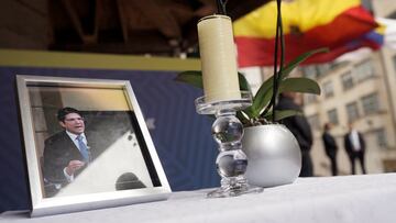 A framed photo of Colombian Senator Miguel Uribe is displayed beside a lit candle during a ceremony held in his memory, after he died from a gunshot wound sustained during a June campaign event, in Bogota, Colombia, August 11, 2025. REUTERS/Sergio Acero Yate