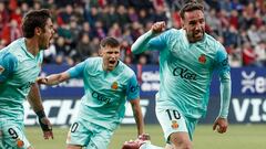 PAMPLONA, 14/05/2024.- El centrocampista del Mallorca Sergi Darder (d) celebra tras marcar el gol del empate 1-1 durante el encuentro de la jornada 36 de LaLiga EA Sports entre CA Osasuna y RCD Mallorca, este martes en el Estadio El Sadar, en Pamplona. EFE/Jesús Diges
