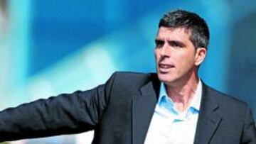 <b>TIRA Y AFLOJA. </b>Juan Ramón Muñiz espera desligarse del Racing en breve y poder volver al Málaga.