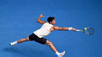 Carlos Alcaraz, contra Juncheng Shang en el Open de Australia.