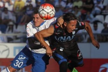 Castillo disputa el balón con Dávila. 