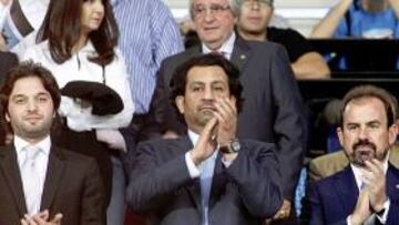 <b>EL JEQUE CON LOS JUGADORES. </b>Imagen del presidnete y propietario del Málaga en el palco de Getafe.