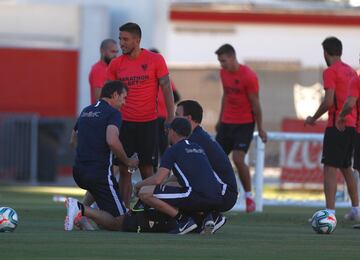 El entrenador del Sevilla ha pasado un mal rato en el entrenamiento de esta tarde y ha tenido que ser atendido por recibir un pelotazo en la cara.