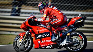 Bagnaia gana con bandera roja a dos vueltas del final