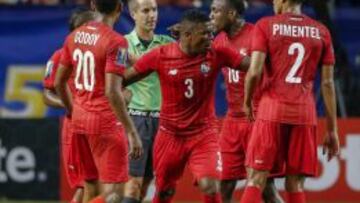 Jugadores de Panamá discuten con el árbitro Mark Geiger luego de sacarle tarjeta roja al panameño Luis Tejada.