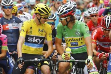 Chris Froome y Peter Sagan hablan antes del comienzo de la etapa.