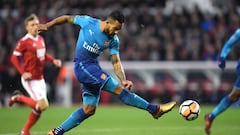 Arsenal's Theo Walcott set for Everton medical