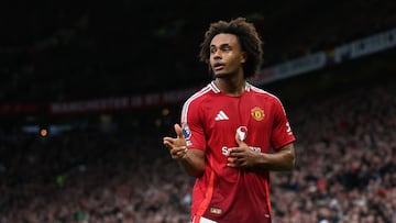 Soccer Football - Premier League - Manchester United v Everton - Old Trafford, Manchester, Britain - December 1, 2024 Manchester United's Joshua Zirkzee celebrates scoring their fourth goal Action Images via Reuters/Lee Smith EDITORIAL USE ONLY. NO USE WITH UNAUTHORIZED AUDIO, VIDEO, DATA, FIXTURE LISTS, CLUB/LEAGUE LOGOS OR 'LIVE' SERVICES. ONLINE IN-MATCH USE LIMITED TO 120 IMAGES, NO VIDEO EMULATION. NO USE IN BETTING, GAMES OR SINGLE CLUB/LEAGUE/PLAYER PUBLICATIONS. PLEASE CONTACT YOUR ACCOUNT REPRESENTATIVE FOR FURTHER DETAILS..