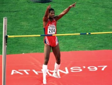El cubano tiene dos oros del mundial al aire libre de Atenas 97 y Stuttgart 93, además de dos platas en Gotemburgo 95 y Tokio 91.