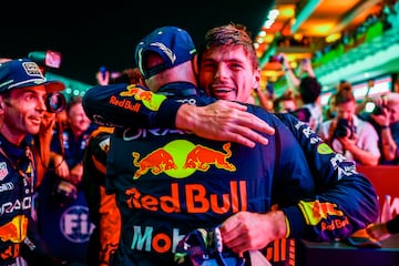El campeón mundial de pilotos de F1 2023, Max Verstappen celebrando su victoria con un miembro de su equipo Red Bull Racing