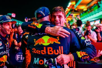 El campeón mundial de pilotos de F1 2023, Max Verstappen celebrando su victoria con un miembro de su equipo Red Bull Racing