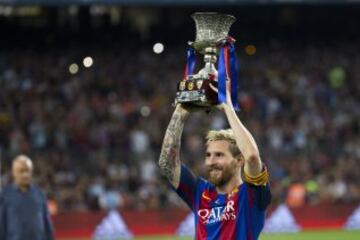 El capitán del FC Barcelona Leo Messi levanta el trofeo tras vencer por 3-0 al Sevilla FC en el partido de vuelta de la Supercopa de España 