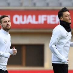 Özil: "Tengo contrato hasta 2018 y estoy muy cómodo en Londres"