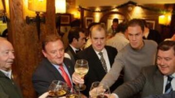 <b>Plantilla, directiva y medios, en la cena de Navidad</b> El Numancia tuvo ayer la tradicional cena de Navidad. Jugadores y directivos, además de los medios de comunicación que siguen al equipo, disfrutaron de un vino español en el Mesón Castellano, donde se brindó por los mejores deseos para el año 2010.