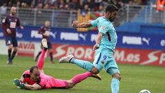 El delantero uruguayo del FC Barcelona Luis Su&aacute;rez  supera al portero del EIbar Marko Dmitrovic durante el partido de la vig&eacute;simo cuarta jornada de Liga que disputan en el estadio de Ipur&uacute;a de Eibar (Guip&uacute;zcoa).