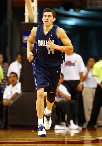 Fue seleccionado en la noche del Draft del año 2000 por los Houston Rockets con el pick número 38. Sin embargo fue intercambiado a Dallas por Dan Langhi, quien apenas permaneció cinco campañas en la NBA.
En su primera etapa con Mavericks, Najera participó cuatro campañas para un total de 208 partidos. El mexicano promedió 4.9 puntos y 3.9 rebotes por partido en 17 minutos por encuentro.
En su segunda etapa, ya en la campaña 2009-10, Najera vio acción en 33 partidos, con 3.3 unidades y 2.3 tableros. En total, disputó 44 duelos de playoffs en Dallas.