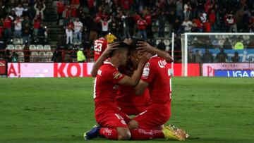 AME9873. PACHUCA (MÉXICO), 30/10/2022.- Raúl López (d) del Toluca celebra hoy con sus compañeros tras anotar contra el Pachuca, durante la vuelta de la final del torneo Apertura 2022 de la Liga MX, en el estadio Hidalgo en Pachuca (México). EFE/David Martínez Pelcastre
